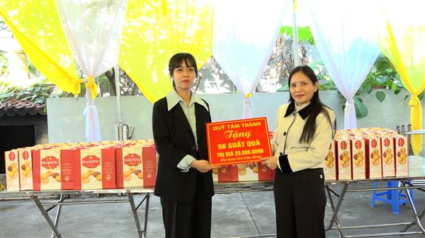 50 trường hợp có hoàn cảnh khó khăn trên địa bàn phường được nhận quà từ Quỹ Tâm Thành