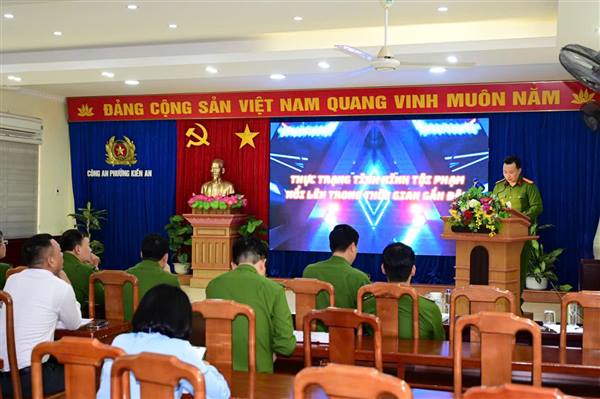 Hội nghị triển khai Quy chế phối hợp giữa Công an phường với các Ngân hàng, tổ chức tín dụng, cơ sở kinh doanh vàng bạc, đá quý, siêu thị, cửa hàng tiện ích trong công tác bảo đảm an ninh trật tự, phòng chống tội phạm và tư vấn lắp đặt, sử dụng hệ thống “nút bấm” báo động khẩn cấp