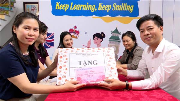 PHƯỜNG KIẾN AN TỔ CHỨC THĂM, TẶNG QUÀ NHÀ GIÁO CÓ HOÀN CẢNH KHÓ KHĂN NHÂN DỊP NGÀY NHÀ GIÁO VIỆT NAM 20/11