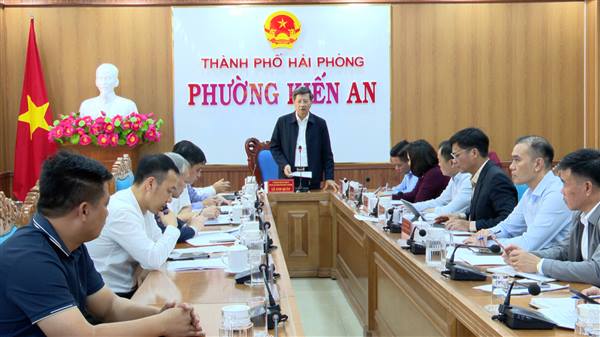 Đồng chí Lê Anh Quân – Ủy viên Ban Thường vụ Thành ủy, Phó Chủ tịch Thường trực UBND thành phố kiểm tra công tác giải phóng mặt bằng, giải ngân vốn đầu tư công các dự án trên địa bàn phường Kiến An và phường Phù Liễn