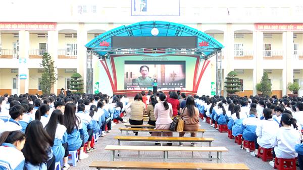 Phim “Mưa đỏ” được công chiếu miễn phí cho gần 850 cán bộ, giáo viên, nhân viên, phụ huynh và học sinh khối 8,9 trường THCS Đồng Hòa 