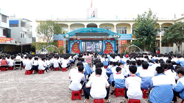 Phim “Mưa đỏ” được chiếu miễn phí cho hơn 450 cán bộ, giáo viên, nhân viên, phụ huynh và học sinh khối 8, khối 9 trường THCS Trần Hưng Đạo