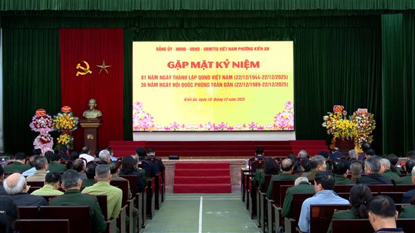 Đảng ủy, HĐND, UBND, Ủy ban MTTQ Việt Nam phường tổ chức gặp mặt kỷ niệm 81 năm Ngày thành lập Quân đội nhân dân Việt Nam và 36 năm Ngày hội Quốc phòng toàn dân

