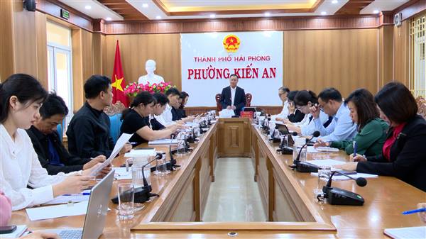 Ủy ban nhân dân phường tổ chức cuộc họp nghe các phòng, đơn vị xây dựng và triển khai kế hoạch tổ chức các hoạt động Chào năm mới 2026, đón Tết Nguyên đán Bính Ngọ