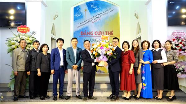 Đồng chí Trần Quang Tuấn – Bí thư Đảng ủy, Chủ tịch Hội đồng nhân dân phường - Trưởng đoàn công tác thăm chúc mừng Hội thánh Tin lành Kiến An và gia đình thuộc Hội Tin lành tiêu biểu