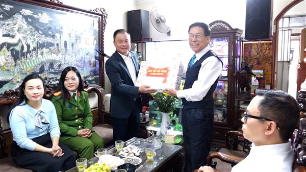 Đồng chí Nguyễn Phong Doanh – Phó Bí thư Đảng ủy, Chủ tịch Ủy ban nhân dân phường - Trưởng đoàn công tác đến thăm, tặng quà, chúc mừng các chức sắc Công giáo và gia đình giáo dân tiêu biểu nhân dịp Lễ giáng sinh 2025