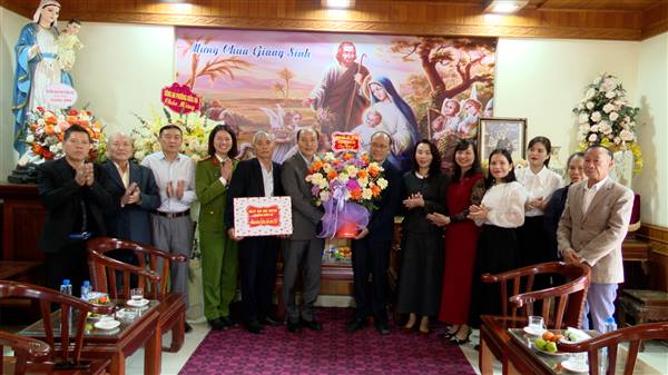 Các đồng chí lãnh đạo Đảng ủy, UBND phường thăm, chúc mừng nhà thờ giáo xứ Lãm Hà, nhà thờ giáo họ Lãm Khê và một số gia đình công giáo tiêu biểu nhân dịp Giáng sinh 2025