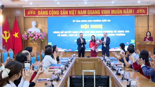 Hội nghị  công bố Quyết định của Chủ tịch Ủy ban nhân dân phường về công tác tổ chức, cán bộ tại văn phòng Hội đồng nhân dân và Ủy ban nhân dân phường