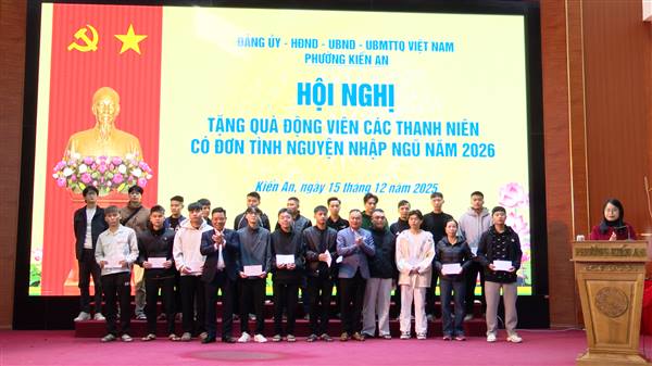 Đảng uỷ, Hội đồng nhân dân, Uỷ ban nhân dân, Uỷ ban Mặt trận Tổ quốc Việt Nam phường tặng quà động viên 22 thanh niên có đơn tình nguyện nhập ngũ năm 2026