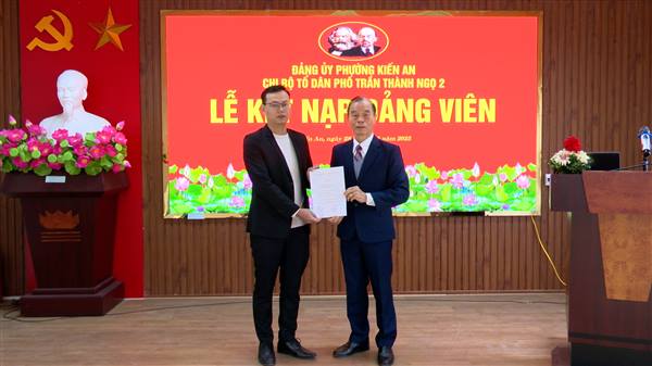 Chi bộ Tổ dân phố Trần Thành Ngọ 2 tổ chức Lễ kết nạp Đảng viên