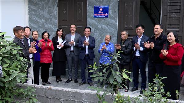 Khánh thành nhà Đại đoàn kết cho gia đình ông Nguyễn Hữu Liên (Tổ dân phố Hoàng Thiết Tâm)và ông Phạm Văn Hùng (Tổ dân phố Trần Thành Ngọ 5)