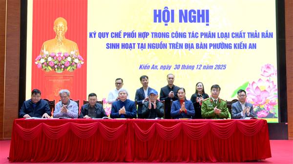 Ủy ban nhân dân phường tổ chức Hội nghị ký Quy chế phối hợp trong công tác phân loại chất thải rắn sinh hoạt trên địa bàn phường