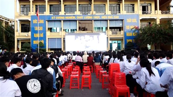 Cán bộ, giáo viên, nhân viên và 1.464 học sinh trường THPT Đồng Hoà được xem phim “Mưa đỏ” miễn phí