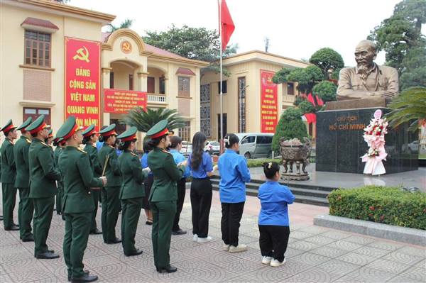 Đoàn phường Kiến An phối hợp tổ chức dâng hương, dâng hoa nhân kỷ niệm 81 năm Ngày thành lập Quân đội nhân dân Việt Nam