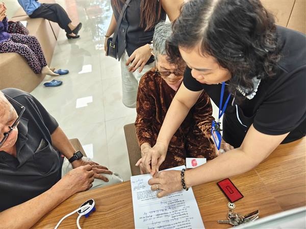 Công chức tư pháp - chứng thực của văn phòng hdnd và ubnd phường được giao thực hiện thủ tục hành chính lĩnh vực văn phòng tại trung tâm phục vụ hành chính công 