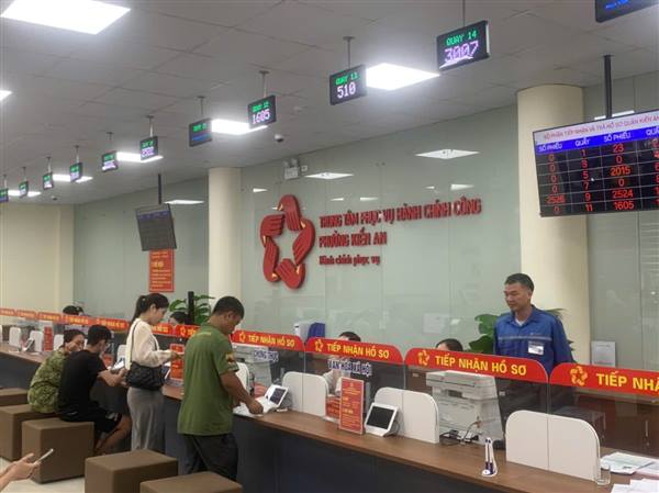 Đoàn thanh niên, VNPT và Bưu điện hỗ trợ và hướng dẫn công dân nộp hồ sơ thủ tục hành chính tại trung tâm phục vụ hành chính công phường kiến an