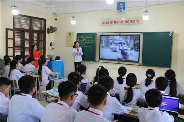 Trường THCS Nam Hà tổ chức chuyên đề “Tích hợp phát triển năng lực số cho học sinh trong dạy học môn Ngữ văn 8”