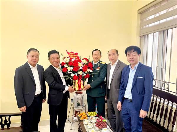 Các đồng chí lãnh đạo Đảng ủy, HĐND, UBND, Uỷ ban MTTQ Việt Nam phường tặng hoa chúc mừng Hội Cựu chiến binh phường, Ban Chỉ huy Quân sự phường nhân kỷ niệm 81 năm Ngày thành lập Quân đội nhân dân Việt Nam, 36 năm Ngày hội Quốc phòng toàn dân