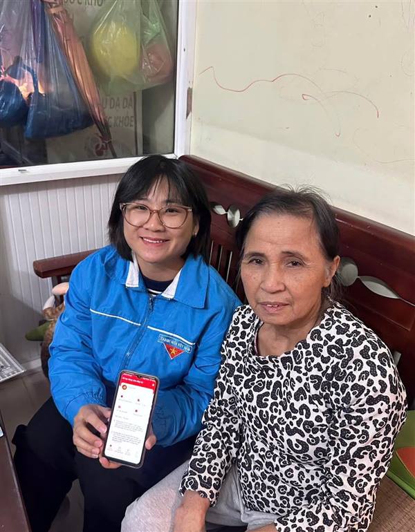 Tuổi trẻ phường phát huy tinh thần xung kích tích cực hỗ trợ đảng viên cài đặt và sử dụng sổ tay đảng viên điện tử