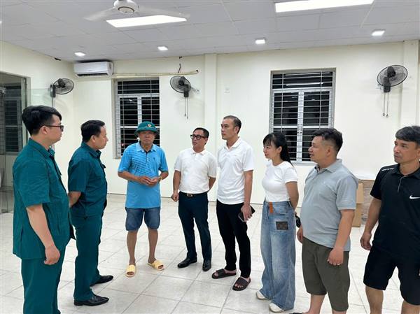 Các đồng chí lãnh đạo HĐND, UBND, Uỷ ban MTTQ Việt Nam phường kiểm tra công tác ứng trực tại 4 tổ phản ứng nhanh đặt tại 4 khu vực trọng yếu của phường

