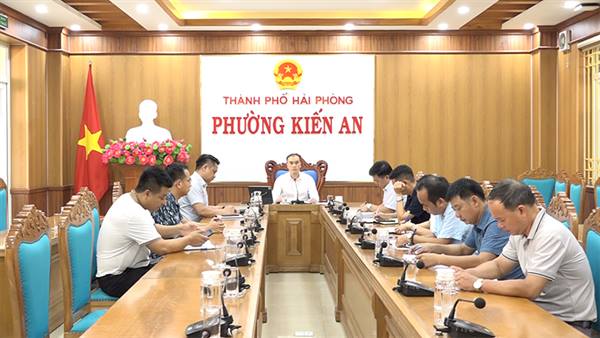 Đồng chí Phó Chủ tịch Thường trực UBND phường Nguyễn Tùng Lâm nghe báo cáo về tiến độ thực hiện các dự án trên địa bàn phường