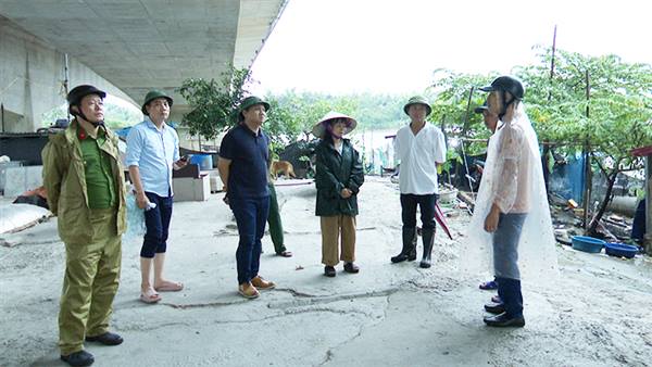 Đoàn kiểm tra công tác phòng chống cơn bão số 3 của phường kiểm tra tình hình thực tế tại một số khu vực nguy hiểm, địa bàn xung yếu có nguy cơ ảnh hưởng cao do mưa bão