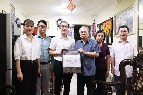 Đồng chí Nguyễn Tùng Lâm – Uỷ viên Ban Thường vụ Đảng uỷ, Phó Chủ tịch thường trực UBND phường thăm, tặng quà người có công với Cách mạng tiêu biểu trên địa bàn phường