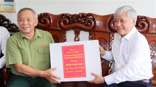 Đồng chí Đỗ Văn Chiến - Ủy viên Bộ Chính trị, Bí thư Trung ương Đảng, Chủ tịch Ủy ban Trung ương Mặt trận Tổ quốc Việt Nam thăm, tặng quà các gia đình chính sách tiêu biểu tại phường Kiến An