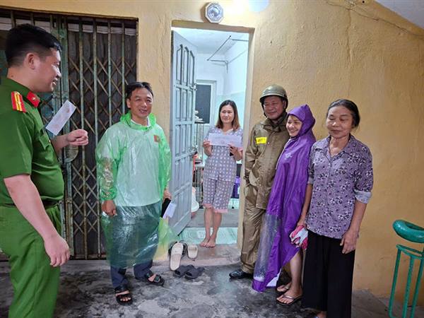 Các lực lượng phường Kiến An tích cực tuyên truyền, vận động Nhân dân ký cam kết tự nguyện di dời đến nơi an toàn trước khi bão đổ bộ, niêm phong các hộ dân đã tự nguyện di dời

