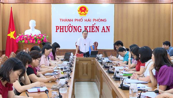 Các đồng chí lãnh đạo UBND phường nghe báo cáo về tình hình hoạt động công tác tuyển sinh của các trường và công tác chuẩn bị tổng kết năm học 2024-2025 
