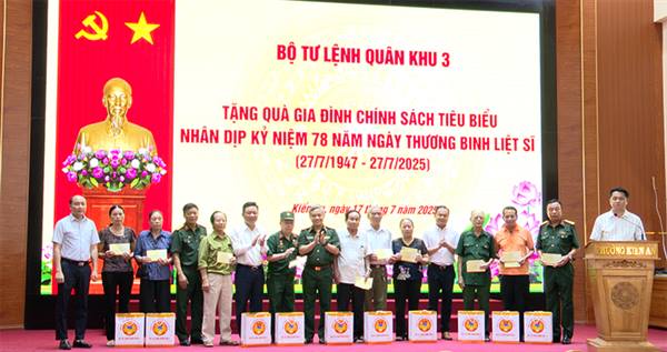 Bộ Tư lệnh Quân khu 3 tặng 10 suất quà cho gia đình chính sách tiêu biểu nhân kỷ niệm 78 năm Ngày thương binh liệt sĩ

