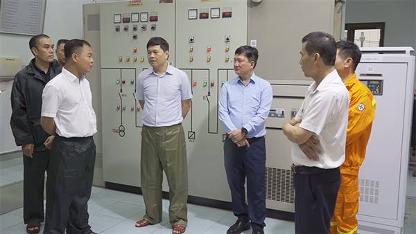 Đồng chí Phó Chủ tịch UBND thành phố Hoàng Minh Cường kiểm tra công tác phòng chống cơn bão số 3 tại Công ty Truyền tải điện Đông Bắc 2
