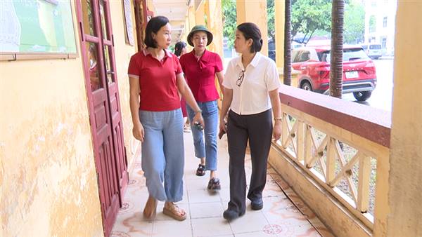 Đồng chí Phó Chủ tịch UBND phường kiểm tra công tác phòng chống cơn bão số 3 (WIPHA) tại các&nbsp;trường học trên địa bàn phường

