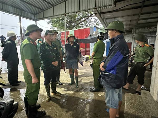Các đồng chí lãnh đạo Đảng uỷ, UBND phường kiểm tra thực tế công tác phòng chống cơn bão số 3