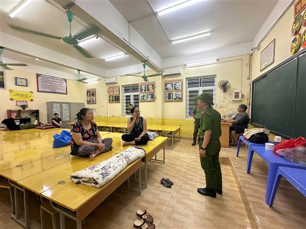 Phường Kiến An nỗ lực trong công tác tuyên truyền vận động, hỗ trợ các hộ dân tại 7 khu vực trọng yếu trên địa bàn di dời để đảm bảo an toàn khi bão số 3 đổ bộ vào