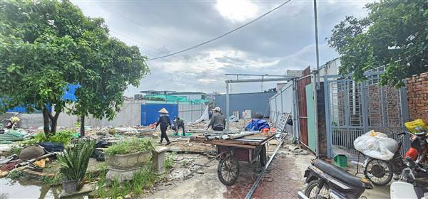Hộ dân tự nguyện tháo dỡ công trình xây dựng trái phép tại số 13, tổ dân phố số 5