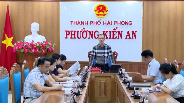 Đồng chí Nguyễn Tùng Lâm – Uỷ viên Ban Thường vụ Đảng uỷ, Phó Chủ tịch Thường trực UBND phường chủ trì  cuộc họp nghe báo cáo phương án giá dịch vụ sử dụng diện tích bán hàng tại các chợ trên địa bàn phường