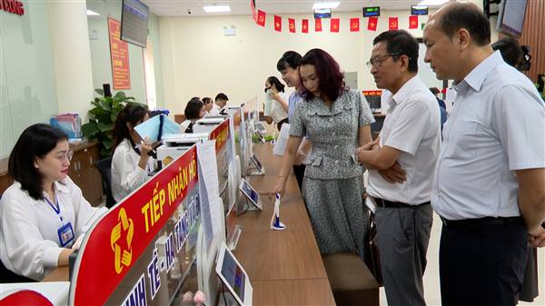 Tổ khảo sát số 2 khảo sát trực tiếp việc thực hiện thủ tục hành chính - dịch vụ công trực tuyến vận hành theo mô hình chính quyền địa phương 2 cấp tại phường Kiến An