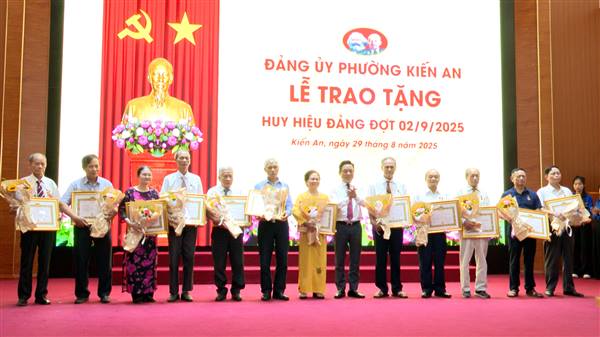 Đảng uỷ phường tổ chức Lễ trao tặng Huy hiệu Đảng đợt 2/9/2025