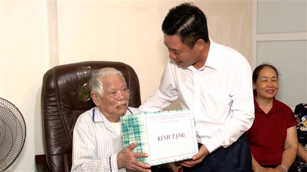 Các đồng chí lãnh đạo Sở khoa học và Công nghệ thành phố, Đảng uỷ - HĐND – UBND phường thăm, tặng quà ông Đồng Xuân Tuấn - Cán bộ lão thành cách mạng trên địa bàn phường