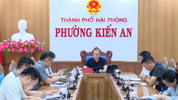 Đồng chí Nguyễn Tùng Lâm – Uỷ viên Ban Thường vụ Đảng ủy, Phó Chủ tịch Thường trực UBND phường chủ trì hội nghị nghe báo cáo tiến độ thực hiện các dự án trên địa bàn phường