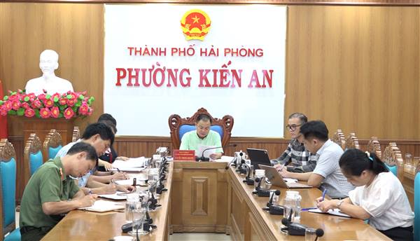 Đồng chí Nguyễn Phong Doanh – Phó Bí thư Đảng uỷ, Chủ tịch UBND phường chủ trì hội nghị nghe báo cáo tiến độ thực hiện Dự án đầu tư xây dựng đường Vành đai 2