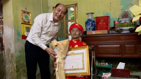 Đồng chí Nguyễn Thiện Kim – Phó Bí thư Thường trực Đảng uỷ phường trao tặng Huy hiệu Đảng đợt 2/9/2025 tại nhà cho 06 đảng viên 