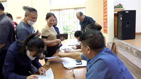 Nhân dân phường Kiến An phấn khởi nhận quà của Chính phủ nhân dịp kỉ niệm 80 năm Cách mạng Tháng Tám và Quốc khánh 2/9