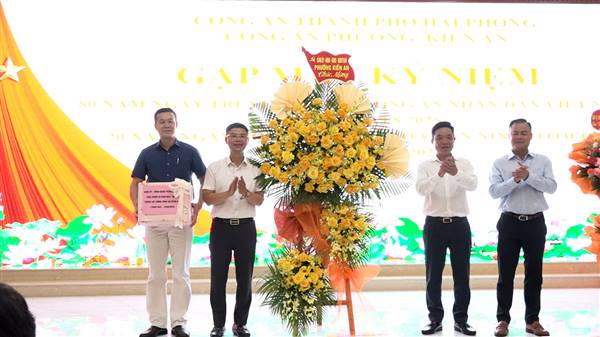 Công an phường tổ chức tiếp xúc kỷ niệm 80 năm Ngày truyền thống Công an Nhân dân Việt Nam và 20 năm Ngày hội Toàn dân bảo vệ an ninh Tổ quốc


