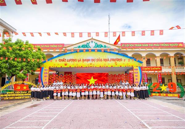 Trường Tiểu học Nguyễn Du rực rỡ sắc cờ hưởng ứng Cuộc thi “Kiến An rợp bóng cờ”