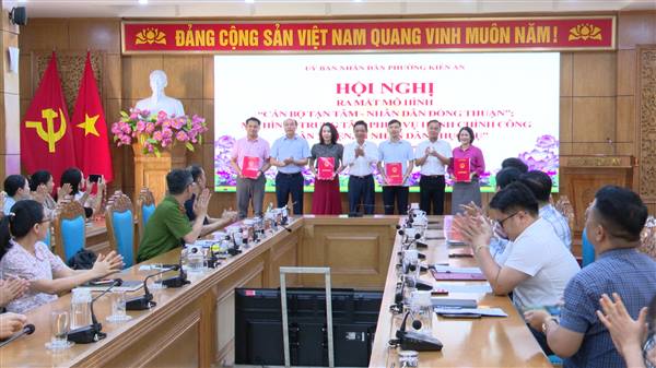 Hội nghị ra mắt mô hình “Cán bộ tận tâm – Nhân dân đồng thuận” và mô hình “Trung tâm phục vụ hành chính công thân thiện, vì Nhân dân phục vụ” 