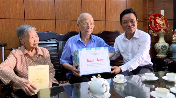 Các đồng chí lãnh đạo Đảng ủy, HĐND, UBND, Ủy ban Mặt trận Tổ quốc Việt Nam phường đến thăm, tặng quà ông Nguyễn Huy Trường – Anh hùng Lực lượng vũ trang Nhân dân
