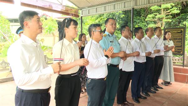 Đoàn đại biểu Đảng ủy – Hội đồng nhân dân - Ủy ban nhân dân - Ủy ban Mặt trận Tổ quốc Việt Nam phường dâng hoa, dâng hương Đài tưởng niệm các Anh hùng Liệt sĩ Kiến An, Đền Tây Sơn, Đền thờ Liệt sĩ Trần Thành Ngọ