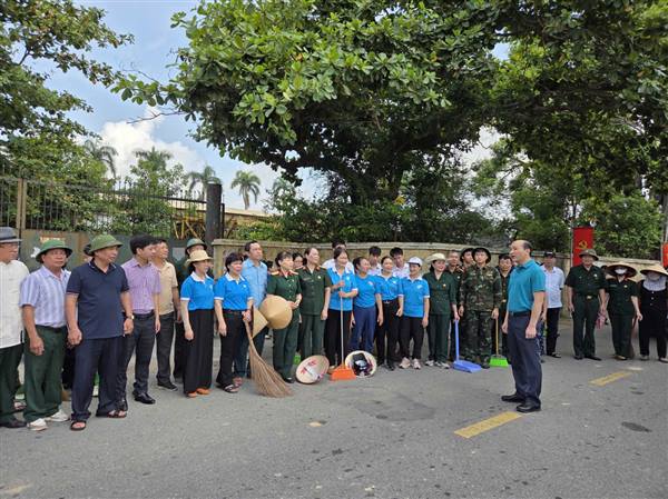 Uỷ ban MTTQ Việt Nam phường tổ chức ra quân tổng vệ sinh môi trường hưởng ứng “Ngày Chủ nhật xanh”